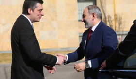 Nikol Pashinyan meets with Giorgi Gakharia
