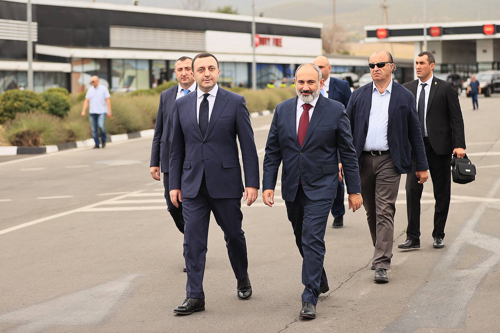Nikol Pashinyan and Irakli Garibashvili attend the official