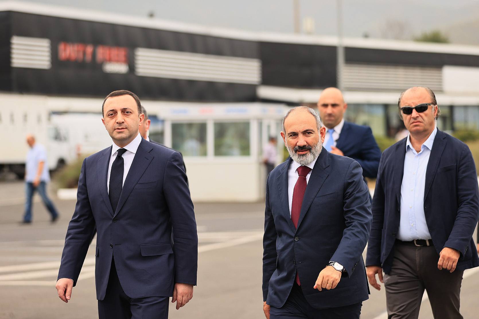 Nikol Pashinyan and Irakli Garibashvili attend the official