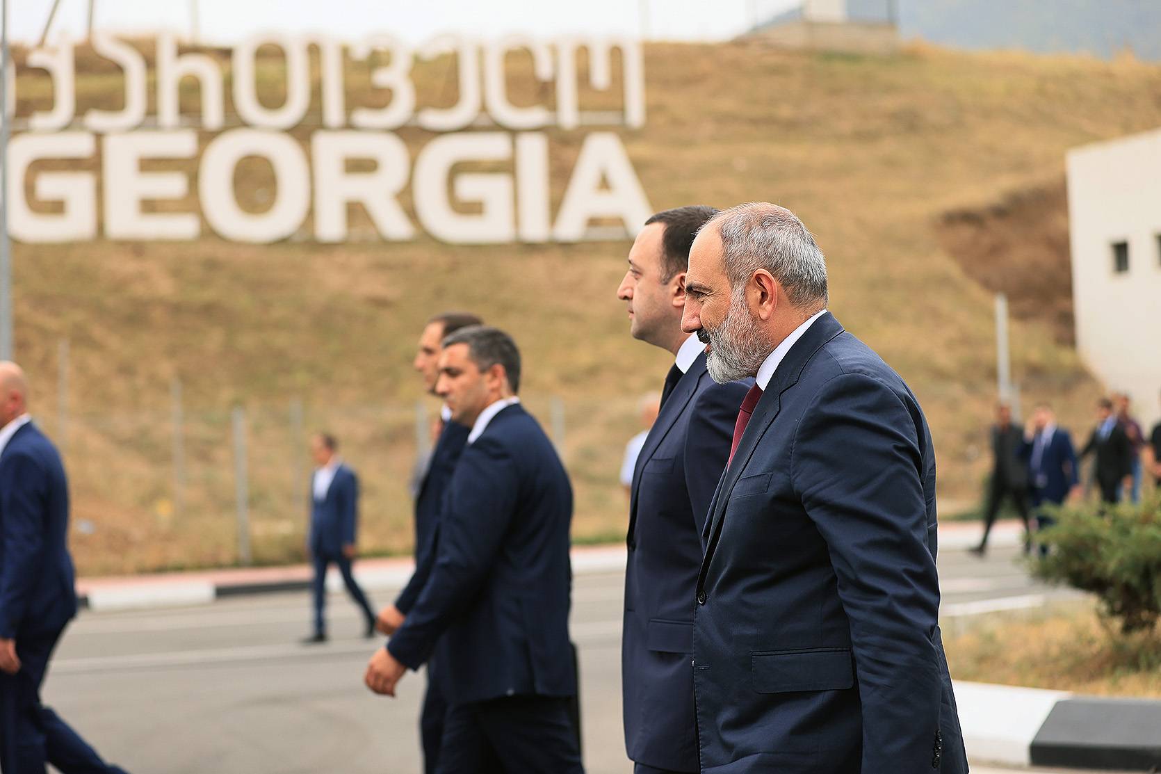 Nikol Pashinyan and Irakli Garibashvili attend the official
