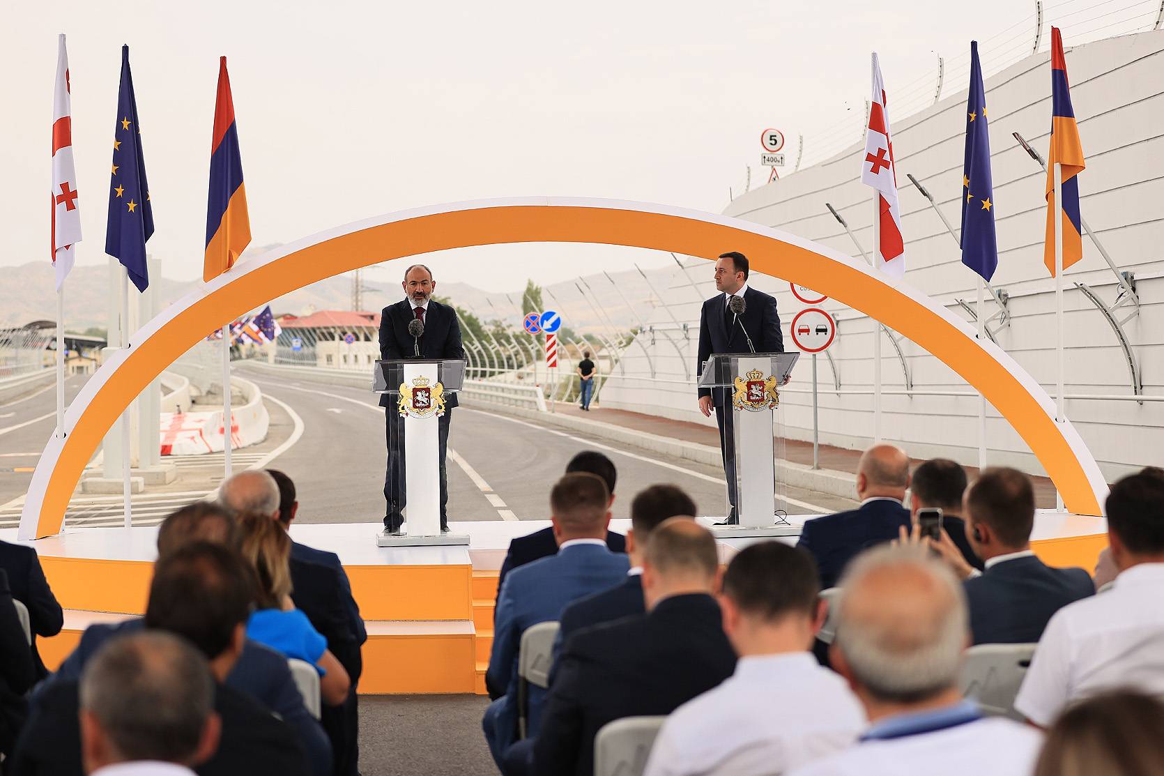 Nikol Pashinyan and Irakli Garibashvili attend the official