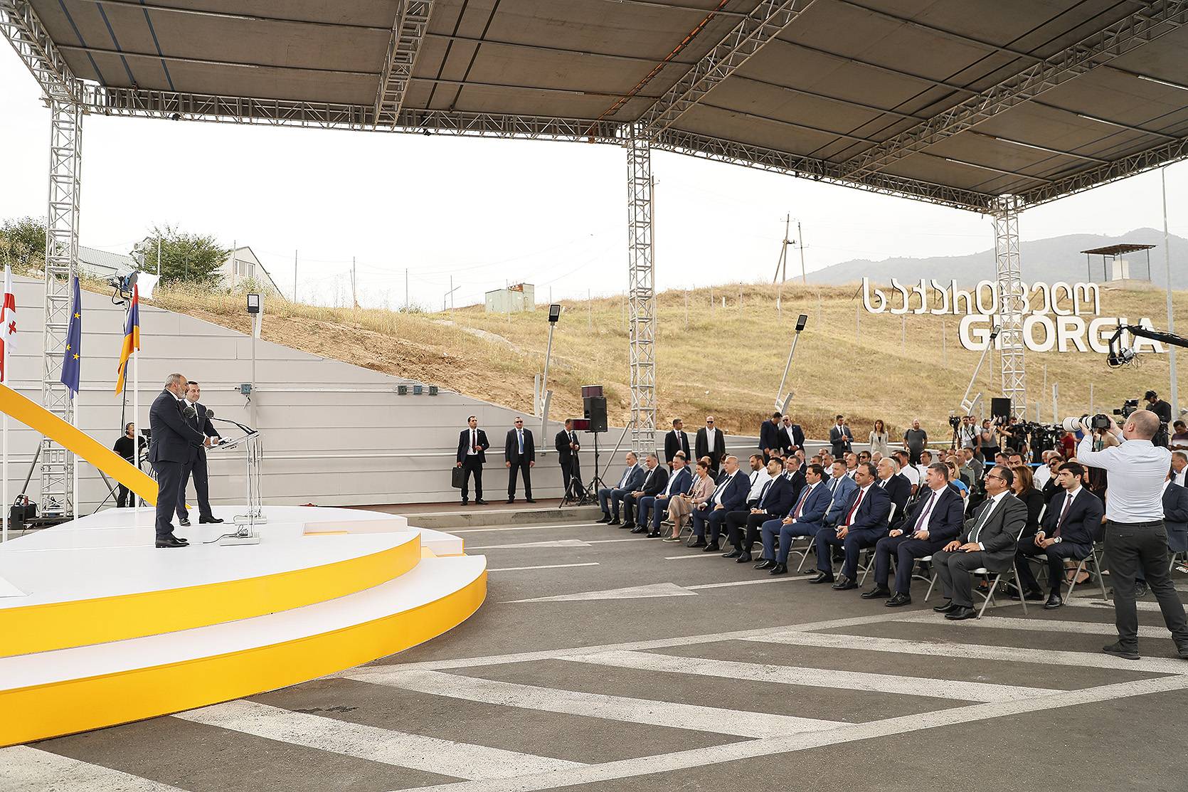 Nikol Pashinyan and Irakli Garibashvili attend the official