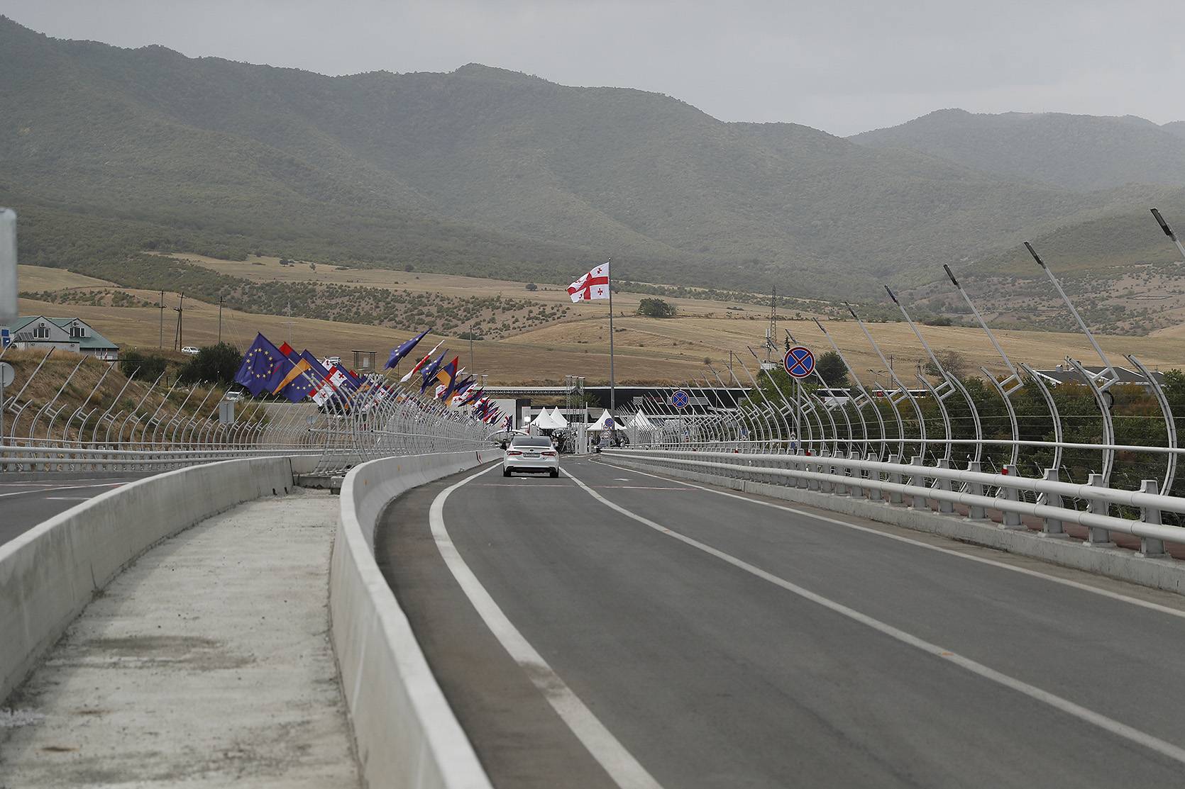 Nikol Pashinyan and Irakli Garibashvili attend the official
