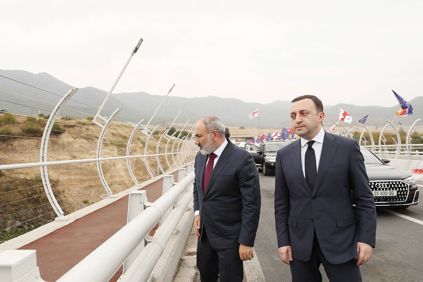 Nikol Pashinyan and Irakli Garibashvili attend the official