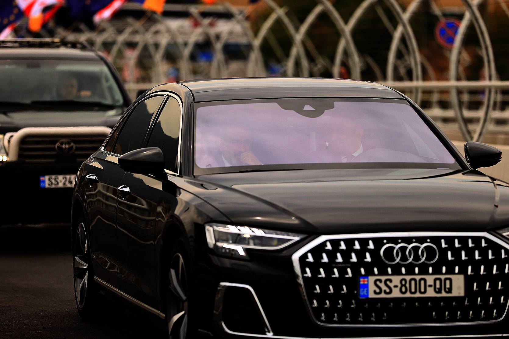 Nikol Pashinyan and Irakli Garibashvili attend the official