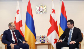 Премьер-министр Армении провёл телефонный разговор с Георгием Гахарией