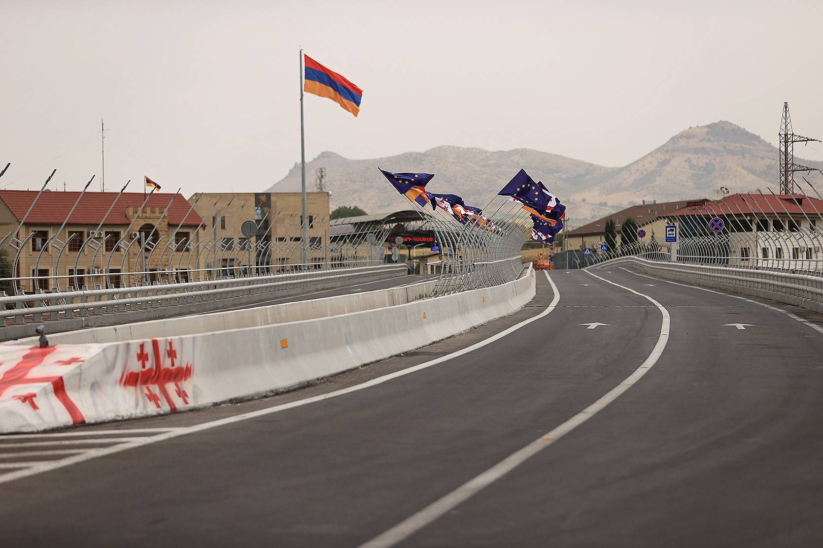 Армяно Грузинская граница. Таможня Грузия Армения. Садахло граница Армении. Мост дружбы Армения Грузия.